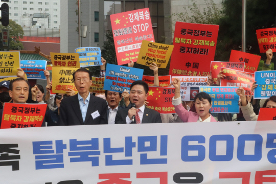 지난 10월13일 서울 중구 주한중국대사관 인근에서 지성호 국민의힘 의원을 비롯한 탈북민, 북한인권운동가 100여명은 중국정부의 억류 탈북민 600여명 강제북송 규탄집회를 열고 중국대사관에 항의 서한을 전달했다.<지성호 국회의원 페이스북 사진>